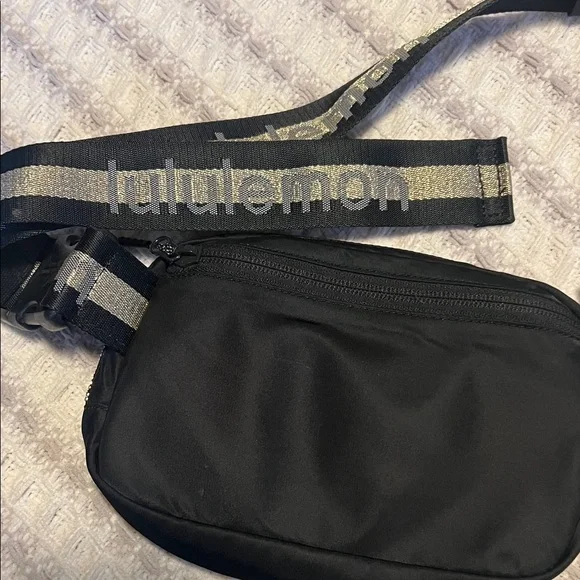 lululemon athletica Black Belt Bag with Logo Strap - Picture 4 of 4
